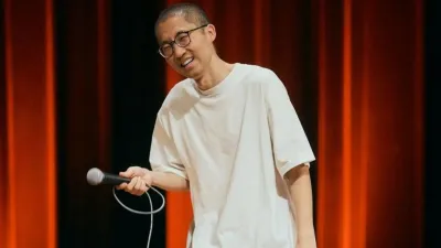 Di balik tawa yang dibatasi